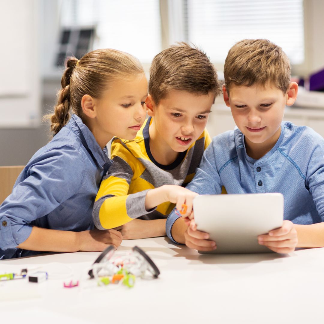 kids working on an after-school project together